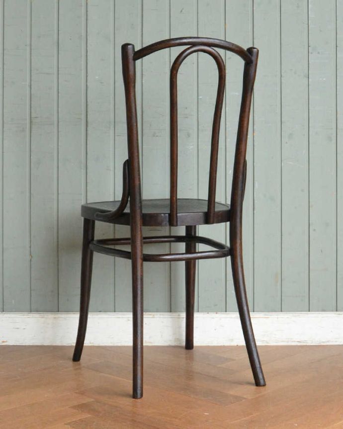 ベントウッドチェア　アンティーク チェア　英国のアンティーク椅子、曲げ木が美しいベントウッドチェア。後ろ姿にも自信があります！アンティークは新品ではないので経年変化によるキズはありますが、しっかり修復して組み直したので安心して座って頂けます。(q-240-c)