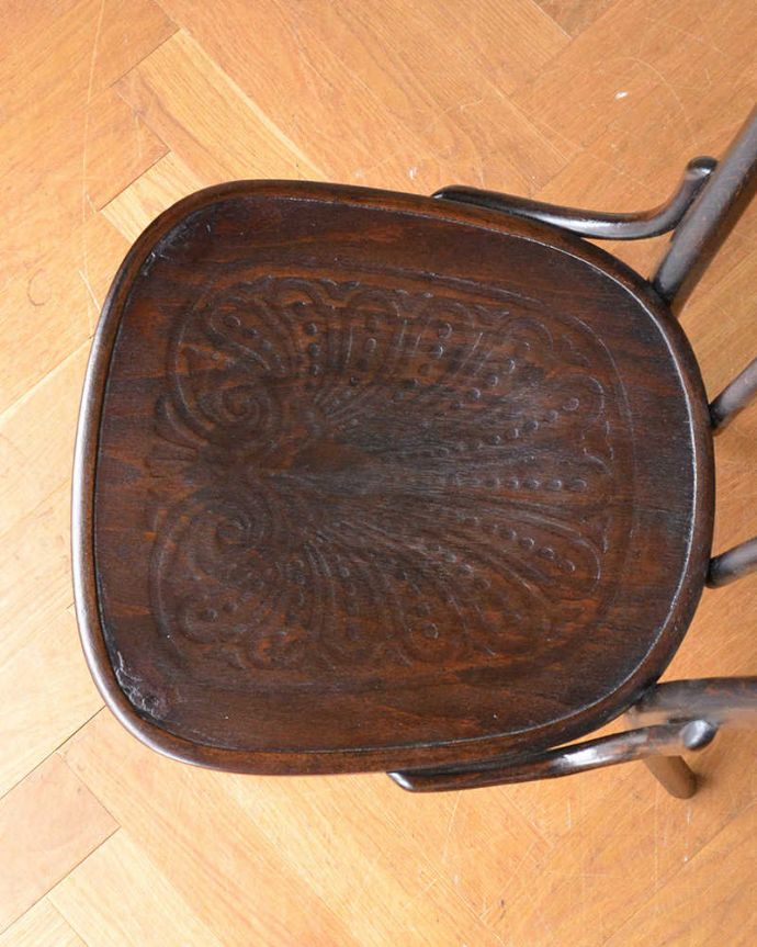 ベントウッドチェア　アンティーク チェア　英国のアンティーク椅子、曲げ木が美しいベントウッドチェア。座面にも個性があります背もたれだけじゃなく座面にも注目！丸くて可愛い座面がベントウッドの特長です。(q-240-c)