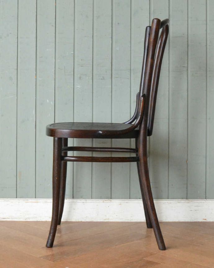 ベントウッドチェア　アンティーク チェア　英国のアンティーク椅子、曲げ木が美しいベントウッドチェア。横顔も英国らしいカッコよさ英国のパブの雰囲気たっぷりのベントウッドチェアは、横から見てもカッコイイんです。(q-240-c)