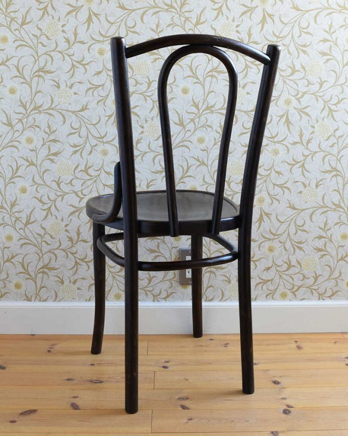 ダイニングチェア　アンティーク チェア　英国のアンティーク椅子、曲げ木が美しいベントウッドチェア。後ろ姿にも自信があります！アンティークは新品ではないので経年変化によるキズはありますが、しっかり修復して組み直したので安心して座って頂けます。(q-241-c)