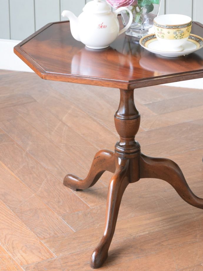 イギリスのアンティークテーブル、杢目が美しい八角形のコーヒー