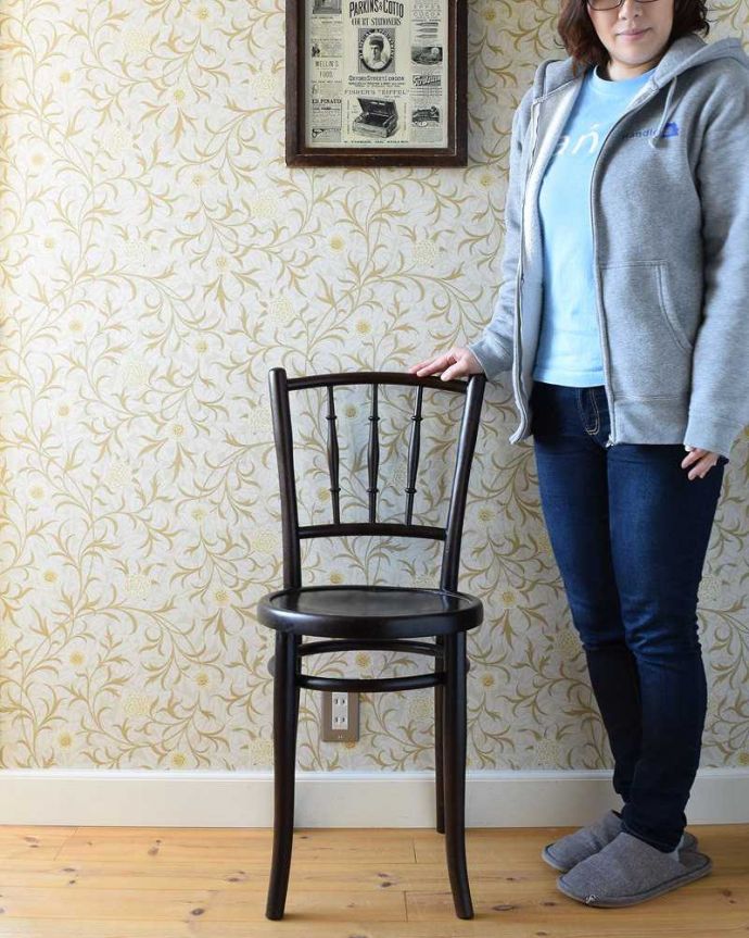 ベントウッドチェア　アンティーク チェア　伝統的なアンティークの英国椅子、ベントウッドチェア（バンブー）。一本の木をぐにゅっと曲げたベントウッドチェア背もたれのデザインが特長のベントウッドチェア。(q-243-c)