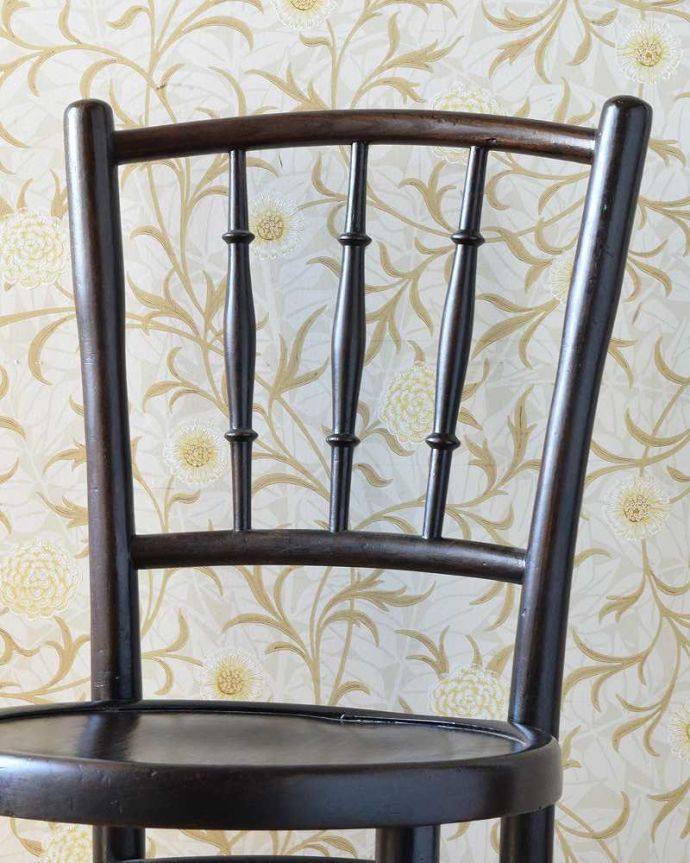 ベントウッドチェア　アンティーク チェア　伝統的なアンティークの英国椅子、ベントウッドチェア（バンブー）。美しいだけじゃなくて強い！背もたれは木を切り出しているのではなく、1本の木材を蒸気で蒸して曲げているので、繊維が断ち切られず粘りがあって丈夫なんです。(q-243-c)