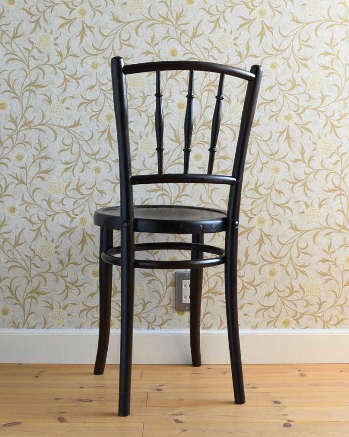ベントウッドチェア　アンティーク チェア　伝統的なアンティークの英国椅子、ベントウッドチェア（バンブー）。後ろ姿にも自信があります！アンティークは新品ではないので経年変化によるキズはありますが、しっかり修復して組み直したので安心して座って頂けます。(q-243-c)