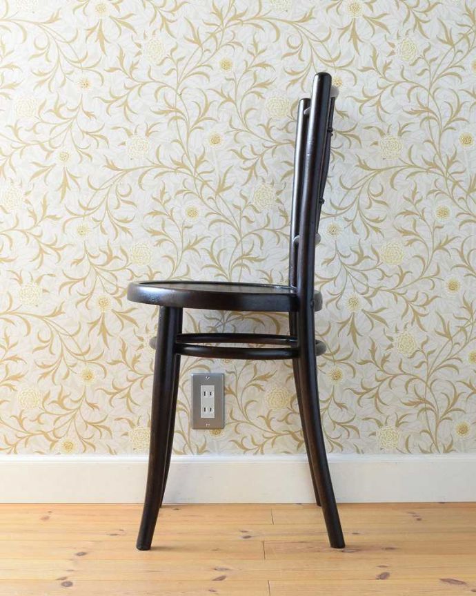 ベントウッドチェア　アンティーク チェア　伝統的なアンティークの英国椅子、ベントウッドチェア（バンブー）。横顔も英国らしいカッコよさ英国のパブの雰囲気たっぷりのベントウッドチェアは、横から見てもカッコイイんです。(q-243-c)