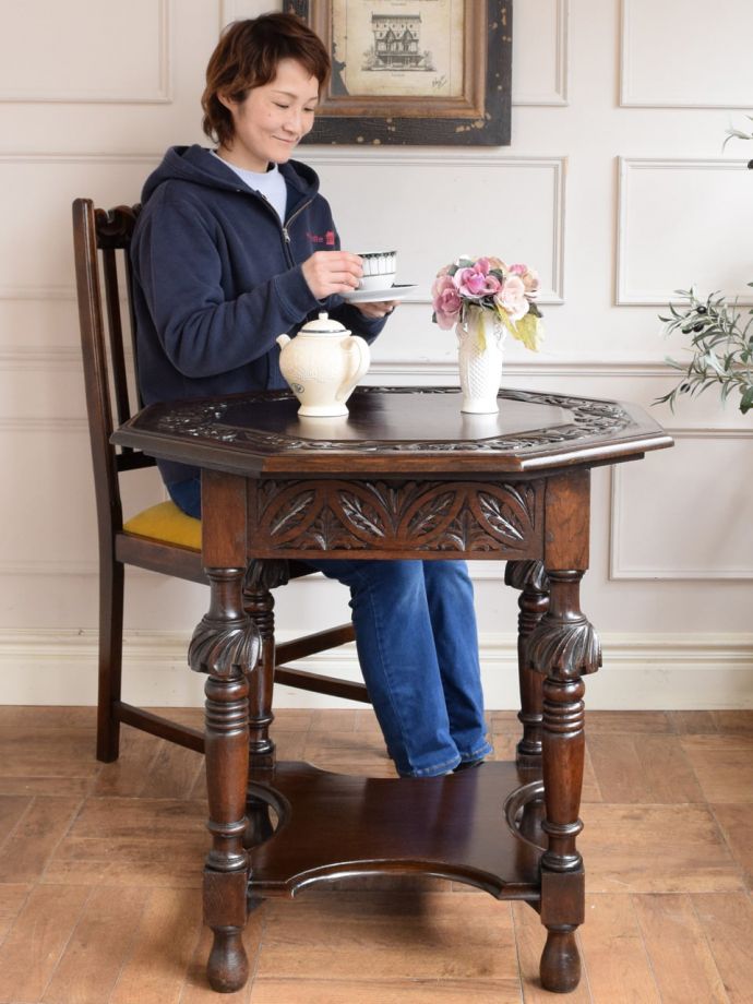 英国のアンティーク家具、お花の彫刻が美しい棚付きのオケージョナル