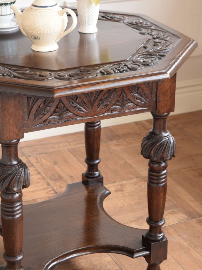英国のアンティーク家具、お花の彫刻が美しい棚付きのオケージョナルテーブル