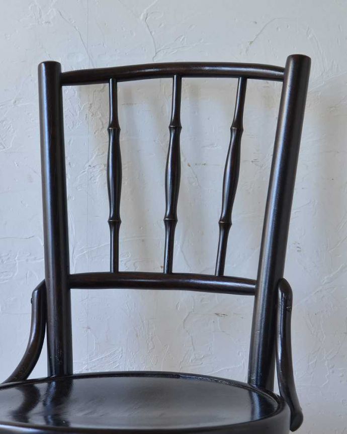 ベントウッドチェア　アンティーク チェア　伝統的なアンティークの英国椅子、バンブー背もたれがお洒落なベントウッドチェア。美しいだけじゃなくて強い！背もたれは木を切り出しているのではなく、1本の木材を蒸気で蒸して曲げているので、繊維が断ち切られず粘りがあって丈夫なんです。(q-245-c)