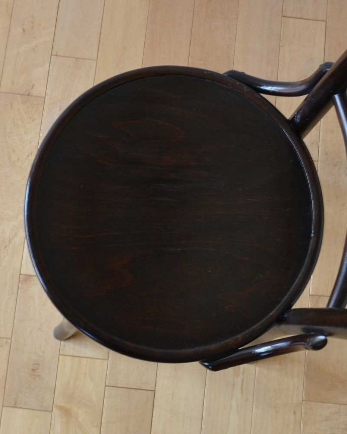 ベントウッドチェア　アンティーク チェア　伝統的なアンティークの英国椅子、バンブー背もたれがお洒落なベントウッドチェア。座面にも個性があります背もたれだけじゃなく座面にも注目！丸くて可愛い座面がベントウッドの特長です。(q-245-c)