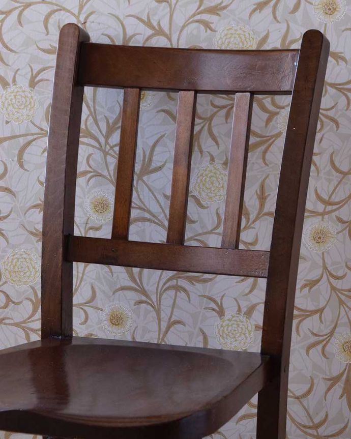 キッチンチェア　アンティーク チェア　イギリスから来たアンティークの椅子、荷物置きが付いた便利なスクールチェア。背もたれは家庭のデザイン同じように見えて、それぞれの家庭で少しずつ違う背もたれのデザイン。(q-246-c)