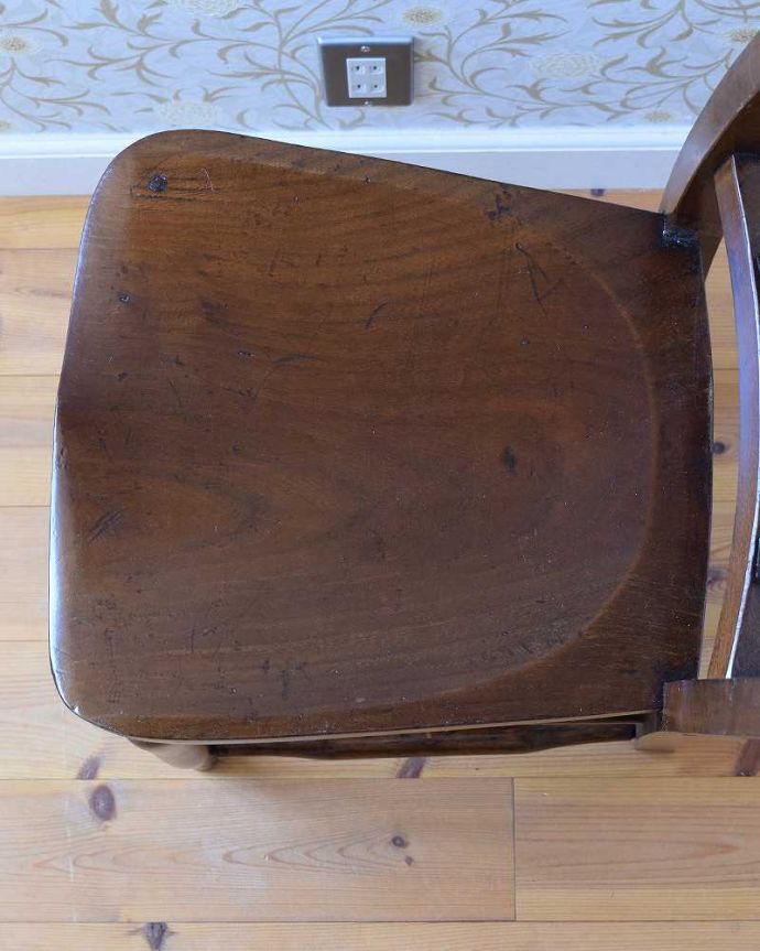 キッチンチェア　アンティーク チェア　イギリスから来たアンティークの椅子、荷物置きが付いた便利なスクールチェア。座面に隠されたヒミツ「座繰り」と言って、お尻と太もも部分に彫が入っているんです。(q-246-c)