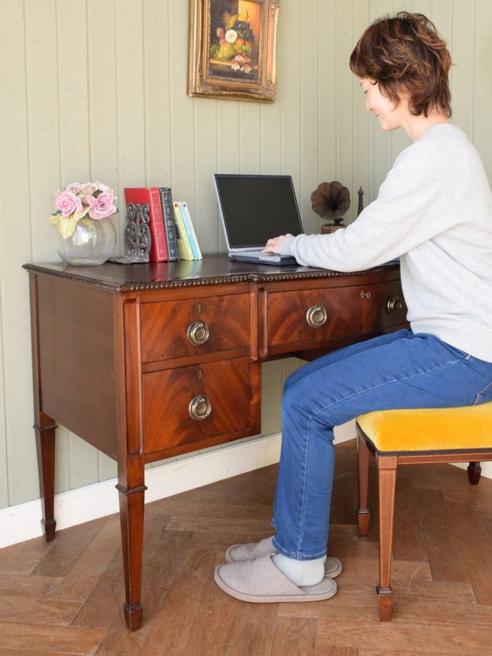 英国のアンティークデスク、木目が美しいマホガニー材のおしゃれな書斎机