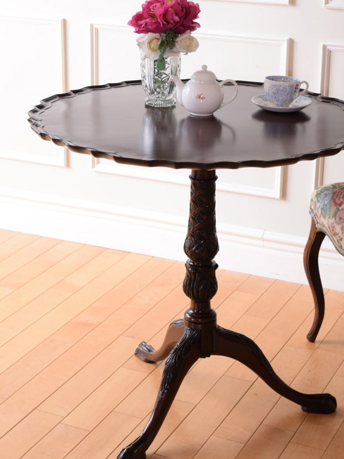 英国アンティークのおしゃれなテーブル、マホガニー材の杢目が美しい