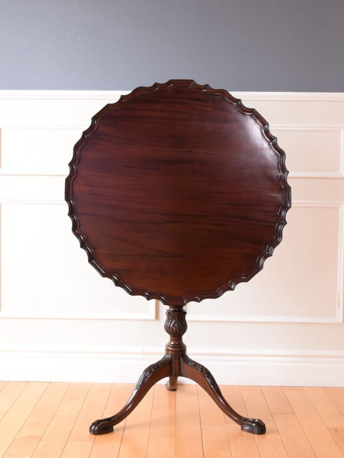 英国アンティークのおしゃれなテーブル、マホガニー材の杢目が美しい 