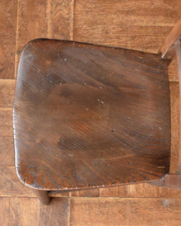 キッチンチェア　アンティーク チェア　木製の可愛いスクールチェア、アンティーク椅子。座面に隠されたヒミツ「座繰り」と言って、お尻と太もも部分に彫が入っているんです。(q-249-c)