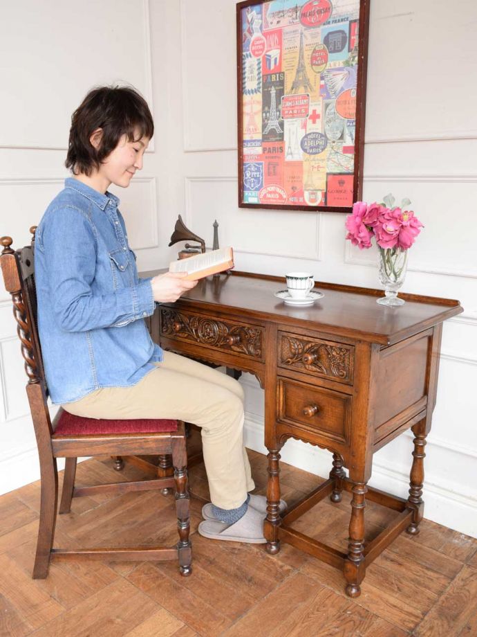英国のアンティーク書斎机、装飾が美しい重厚なライティングデスク
