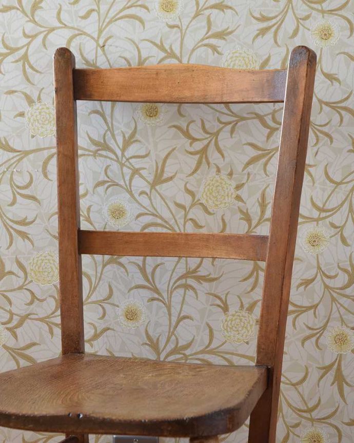 キッチンチェア　アンティーク チェア　学校で使われていたアンティークの椅子、可愛い木製のスクールチェア。背もたれは家庭のデザイン同じように見えて、それぞれの家庭で少しずつ違う背もたれのデザイン。(q-256-c)