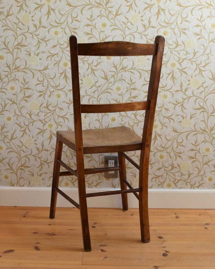 キッチンチェア　アンティーク チェア　学校で使われていたアンティークの椅子、可愛い木製のスクールチェア。後ろ姿にも自信アリ！ダイニングテーブルに並べた時、後ろから見ることも多い椅子。(q-256-c)