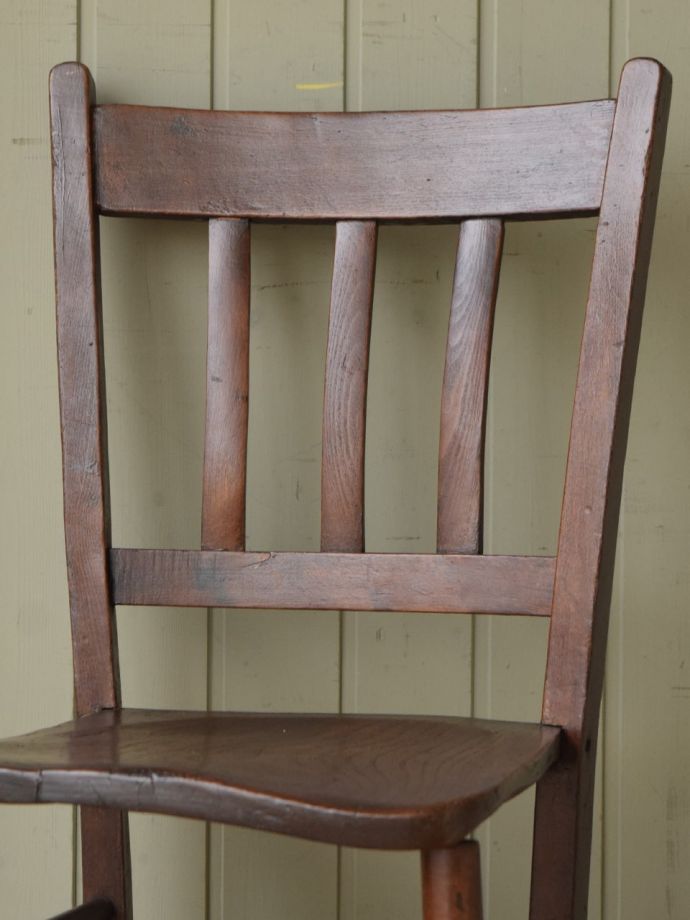 ほっこりぬくもりあるアンティークの椅子、木製の可愛いスクール