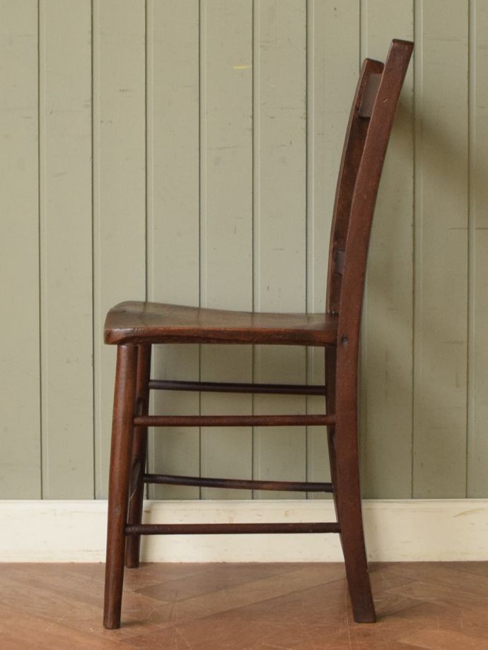 ほっこりぬくもりあるアンティークの椅子、木製の可愛いスクールチェア