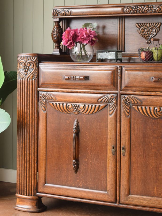 イギリスのアンティーク家具、お花の彫刻が美しいアールデコのサイドボード