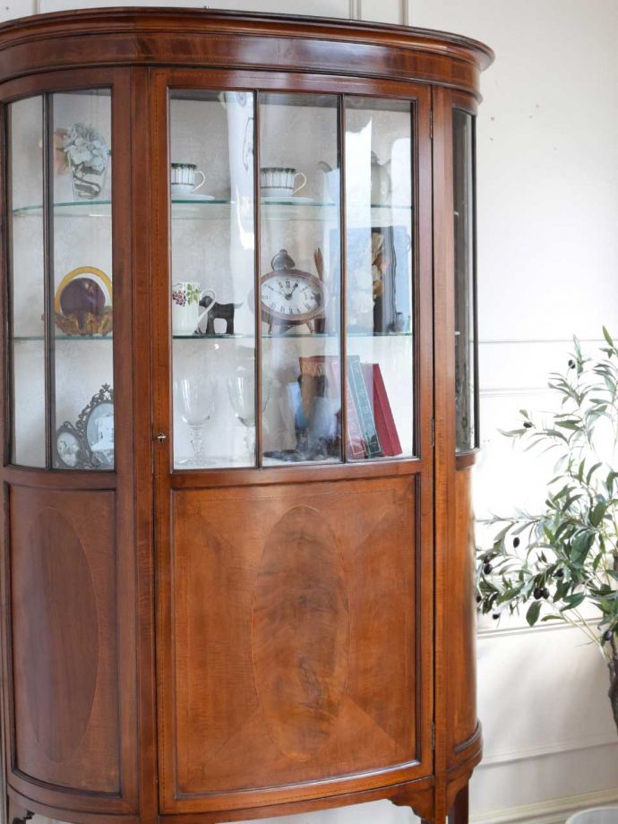 イギリスの高級なアンティーク家具の飾り棚、マホガニー材のガラスキャビネット