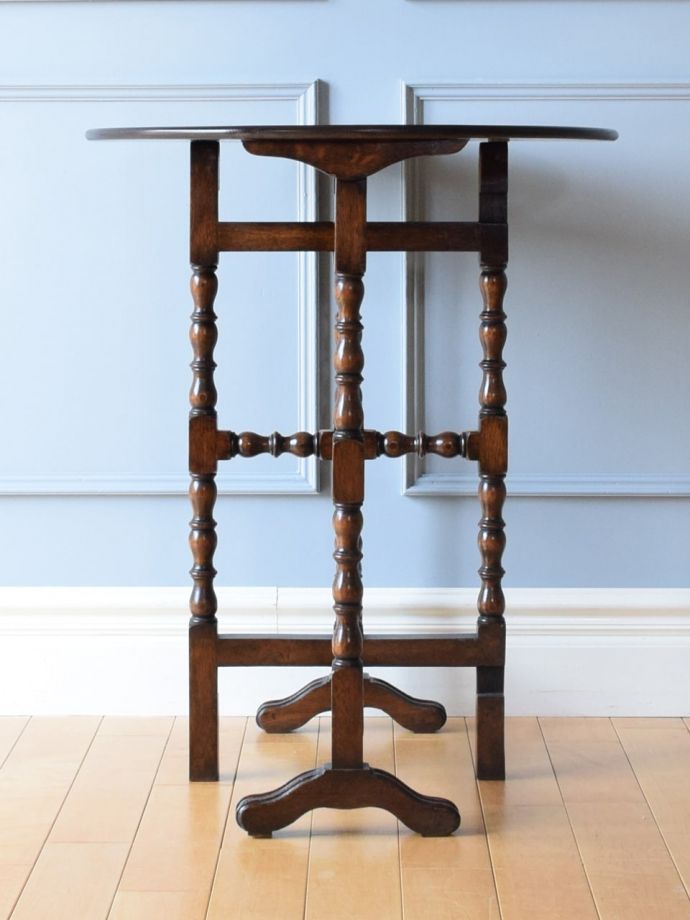 英国アンティークの折り畳みテーブル、脚の装飾がキレイな 