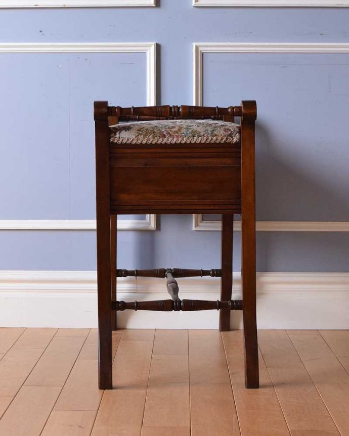 スツール・オットマン　アンティーク チェア　イギリスの収納引き出し付アンティークの椅子、布張りのスツール（ピアノスツール）。気品の感じられる横顔どの角度から見ても優雅なフォルム。(q-263-c)