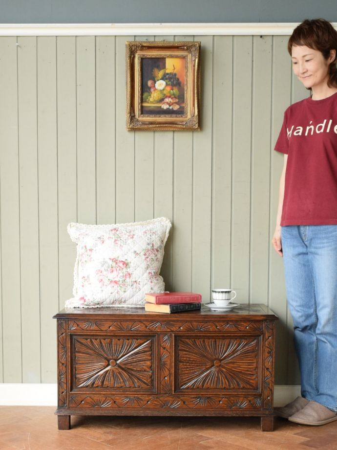 英国アンティーク収納家具、彫が美しいオーク材のおしゃれなコファ