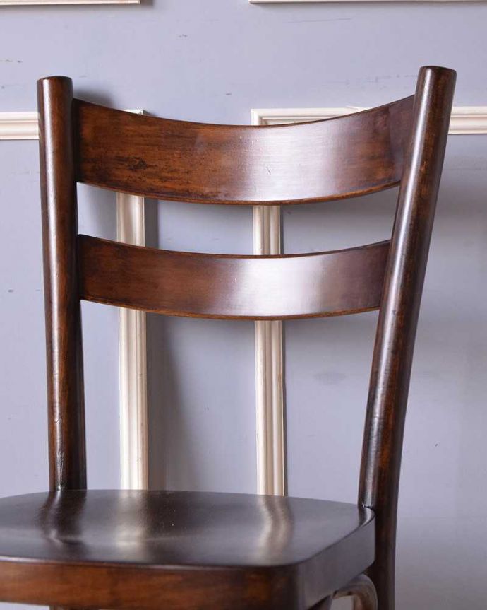 ダイニングチェア　アンティーク チェア　英国輸入のアンティーク椅子、カッコイイ木製のベントウッドチェア。美しいだけじゃなくて強い！背もたれは木を切り出しているのではなく、1本の木材を蒸気で蒸して曲げているので、繊維が断ち切られず粘りがあって丈夫なんです。(q-265-c)