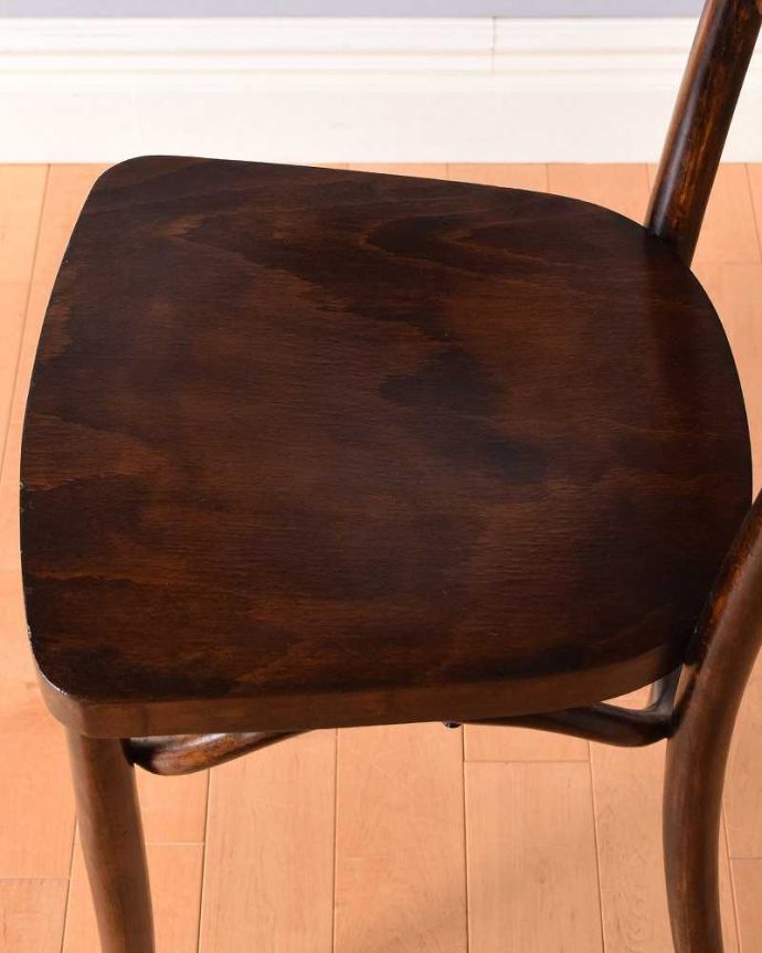 ダイニングチェア　アンティーク チェア　英国輸入のアンティーク椅子、カッコイイ木製のベントウッドチェア。座面にも個性があります背もたれだけじゃなく座面にも注目！丸みのある可愛い座面がベントウッドの特長です。(q-265-c)