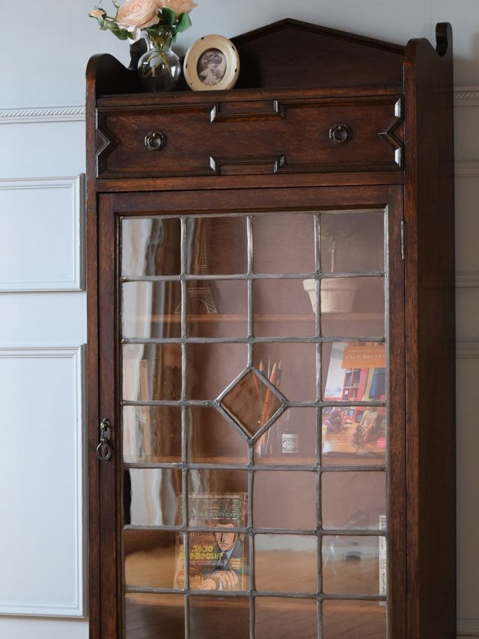 英国アンティークのキャビネット 、ステンドグラスが美しい小さな本棚