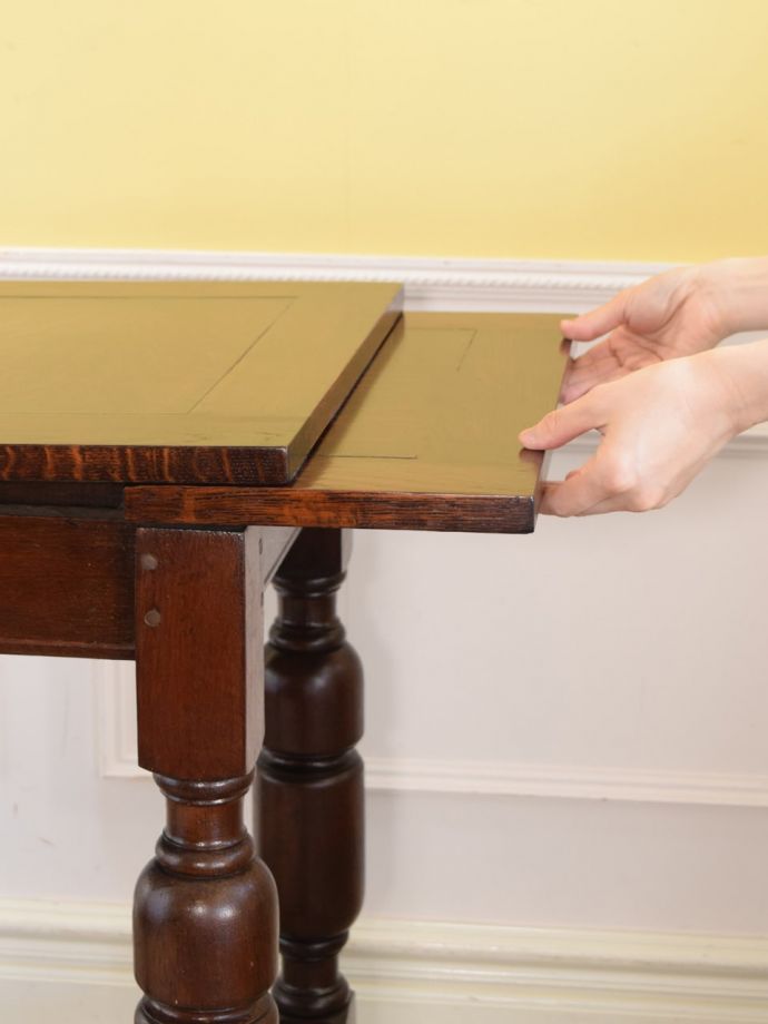 コンパクトサイズの伸長式テーブル、英国から届いたアンティークのドローリーフテーブル