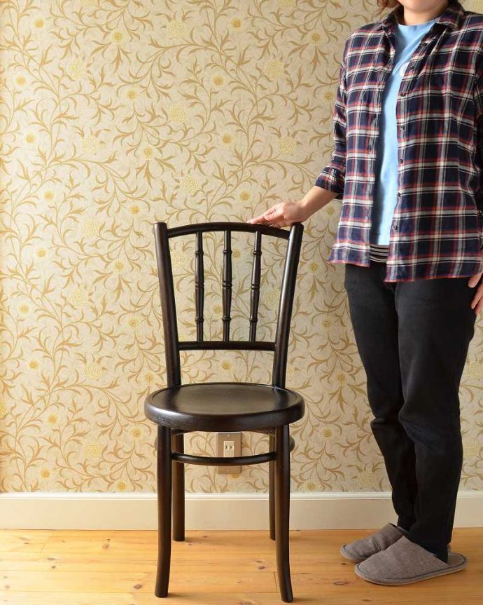 ベントウッドチェア　アンティーク チェア　人気の高いアンティークの英国椅子、バンブー背もたれがお洒落なベントウッドチェア。一本の木をぐにゅっと曲げたベントウッドチェア背もたれのデザインが特長のベントウッドチェア。(q-268-c)