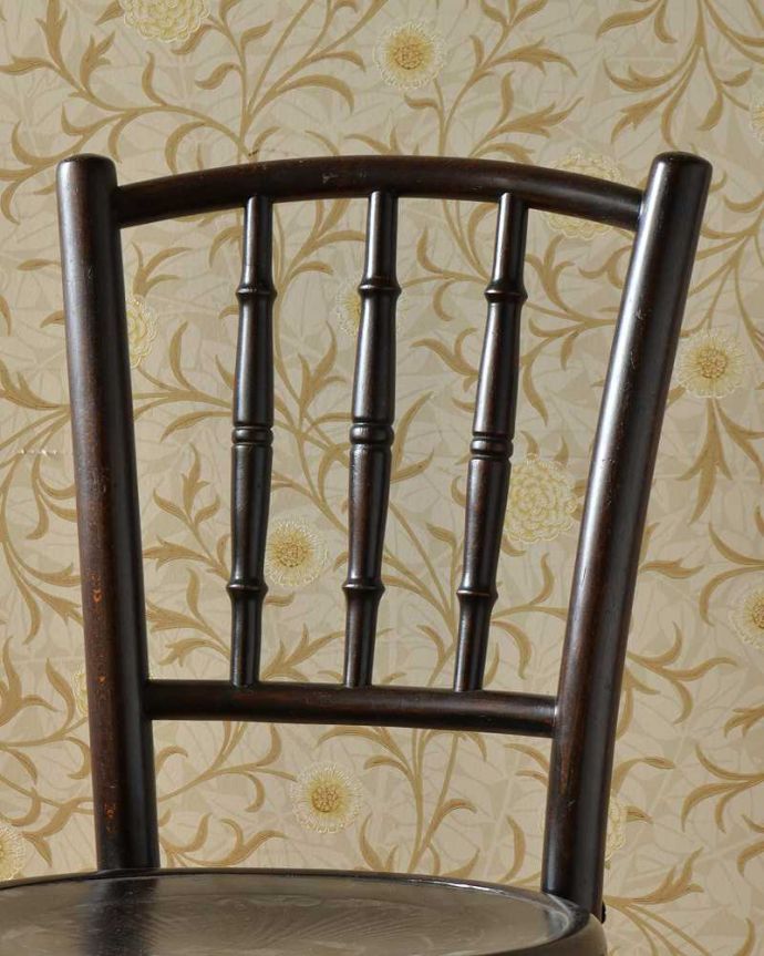 ベントウッドチェア　アンティーク チェア　人気の高いアンティークの英国椅子、バンブー背もたれがお洒落なベントウッドチェア。美しいだけじゃなくて強い！背もたれは木を切り出しているのではなく、1本の木材を蒸気で蒸して曲げているので、繊維が断ち切られず粘りがあって丈夫なんです。(q-268-c)