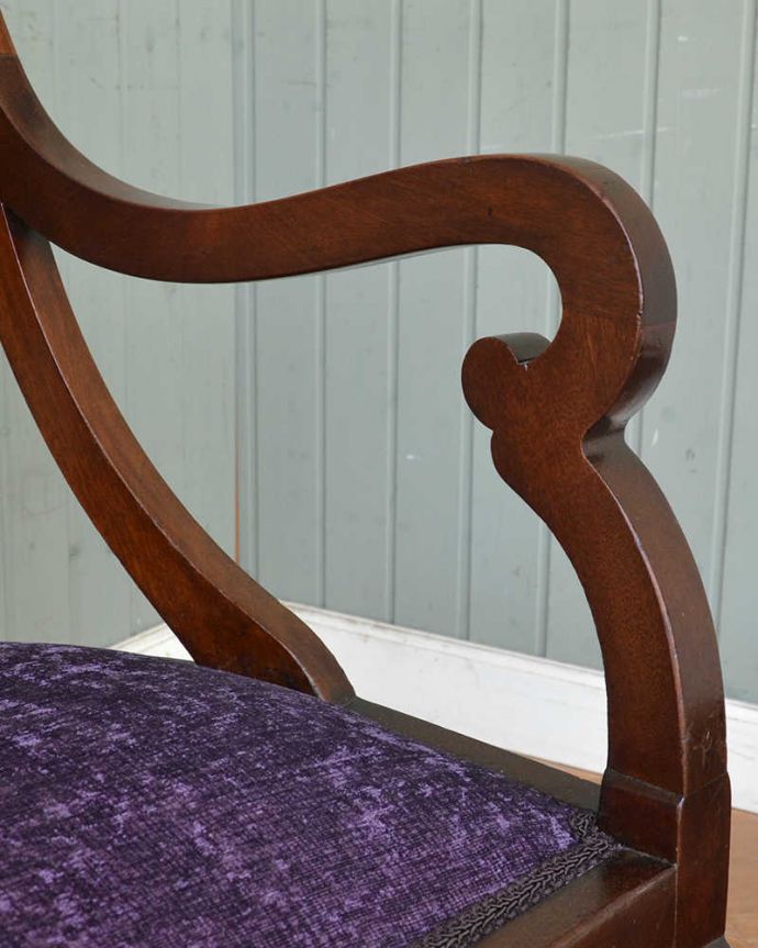 セティ・ソファ・ベンチ　アンティーク チェア　英国のアンティークセティ、繊細な彫刻が美しいアーム付き長椅子（ソファ）。デザインされたアーム部分肘を掛けれるようにデザインされたアームの形まで優雅なんです。(q-269-c)