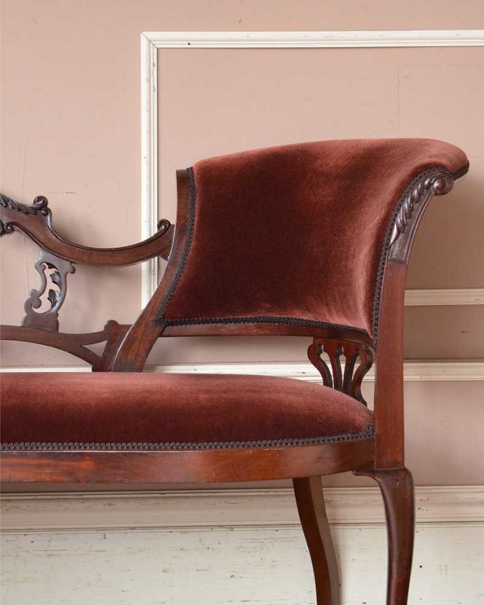 セティ・ソファ・ベンチ　アンティーク チェア　高級感溢れる上質なアンティークチェア、マホガニー材を使ったセティ（ソファ） 。どこを切り取っても美しいシルエットアンティークの椅子らしい高級感が溢れるフォルム。(q-271-c)