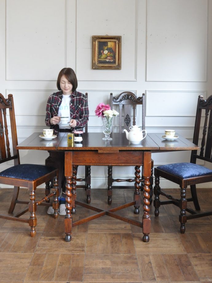 英国のアンティークのドローリーフテーブル、伸び縮みする伸長式の2人用ダイニングテーブル