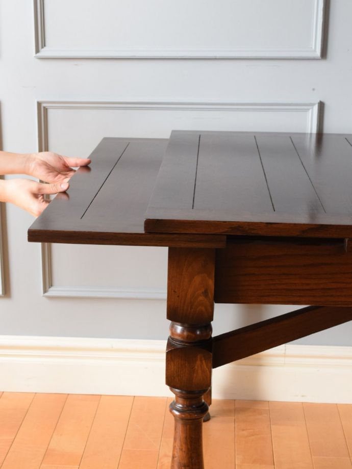 英国アンティークの伸長式のダイニングテーブル、足のデザインがおしゃれな伸長式のドローリーフテーブル