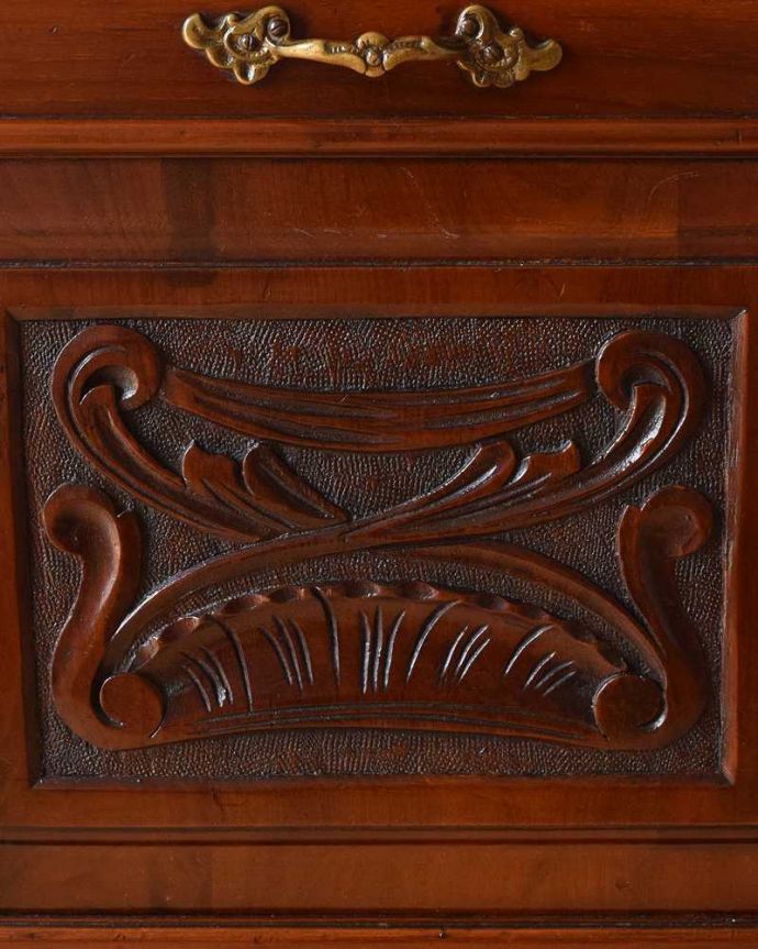 スツール・オットマン　アンティーク チェア　英国から届いたアンティークチェア、収納付きのスツール（ピアノスツール）。まるで家具のように美しい彫り贅沢に施された彫りは、高級感漂う英国アンティークらしさ。(q-272-c)