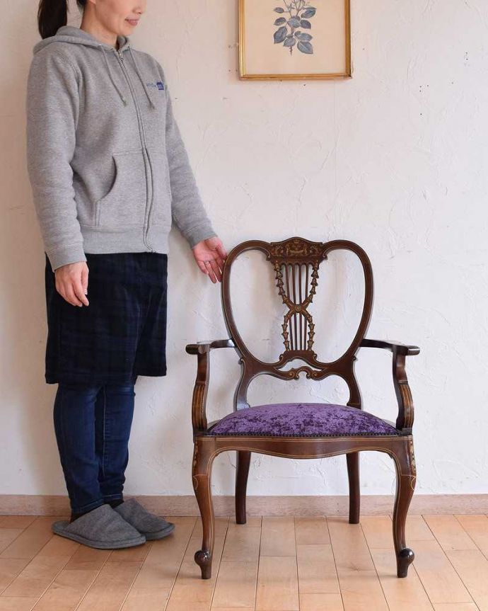 サロンチェア　アンティーク チェア　象嵌入りの英国輸入アンティーク椅子、脚先まで美しいアームチェア。「見る」だけで幸せになるアンティークの椅子最高級のアンティークチェアは、座って使う楽しむ以外に目で見て楽しめます。(q-275-c)