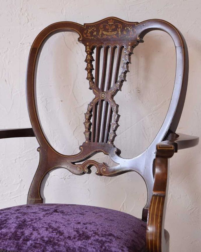 サロンチェア　アンティーク チェア　象嵌入りの英国輸入アンティーク椅子、脚先まで美しいアームチェア。美しさの極みを堪能して下さい。(q-275-c)