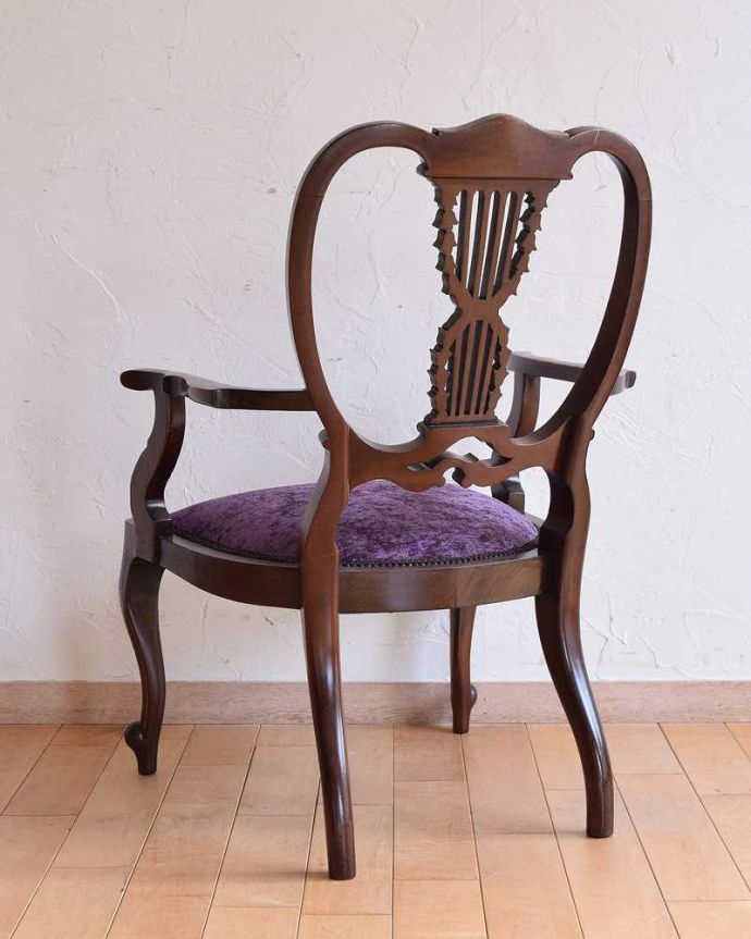 サロンチェア　アンティーク チェア　象嵌入りの英国輸入アンティーク椅子、脚先まで美しいアームチェア。後ろ姿も上品です。(q-275-c)