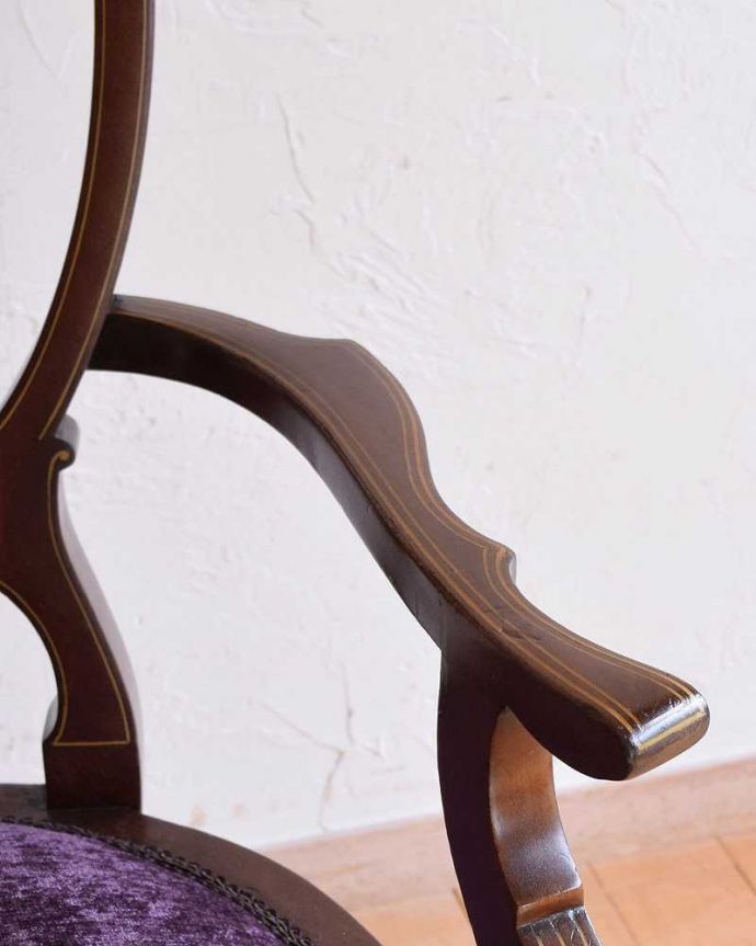サロンチェア　アンティーク チェア　象嵌入りの英国輸入アンティーク椅子、脚先まで美しいアームチェア。アームの部分も美しい･･･アンティークチェアは肘掛けの部分までもこだわって作られているので美しいんです。(q-275-c)