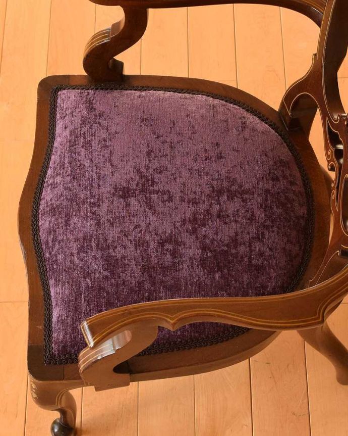 サロンチェア　アンティーク チェア　象嵌入りの英国輸入アンティーク椅子、脚先まで美しいアームチェア。新しい生地で張り替えました。(q-275-c)