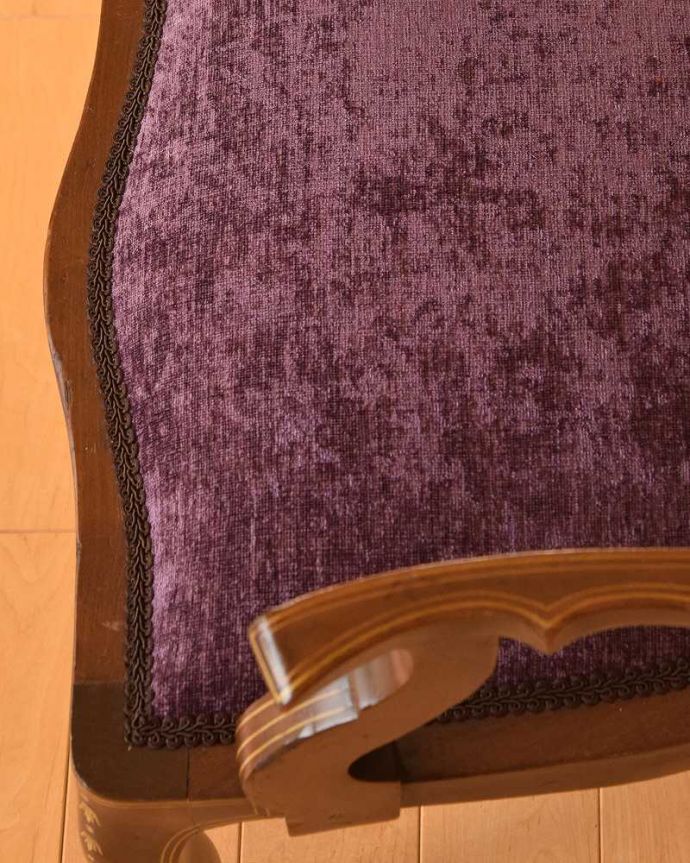 サロンチェア　アンティーク チェア　象嵌入りの英国輸入アンティーク椅子、脚先まで美しいアームチェア。生地のセレクトにもこだわりました優雅なアンティークチェアの雰囲気をそのままに、一番似合う貼り座をじっくり選びました。(q-275-c)