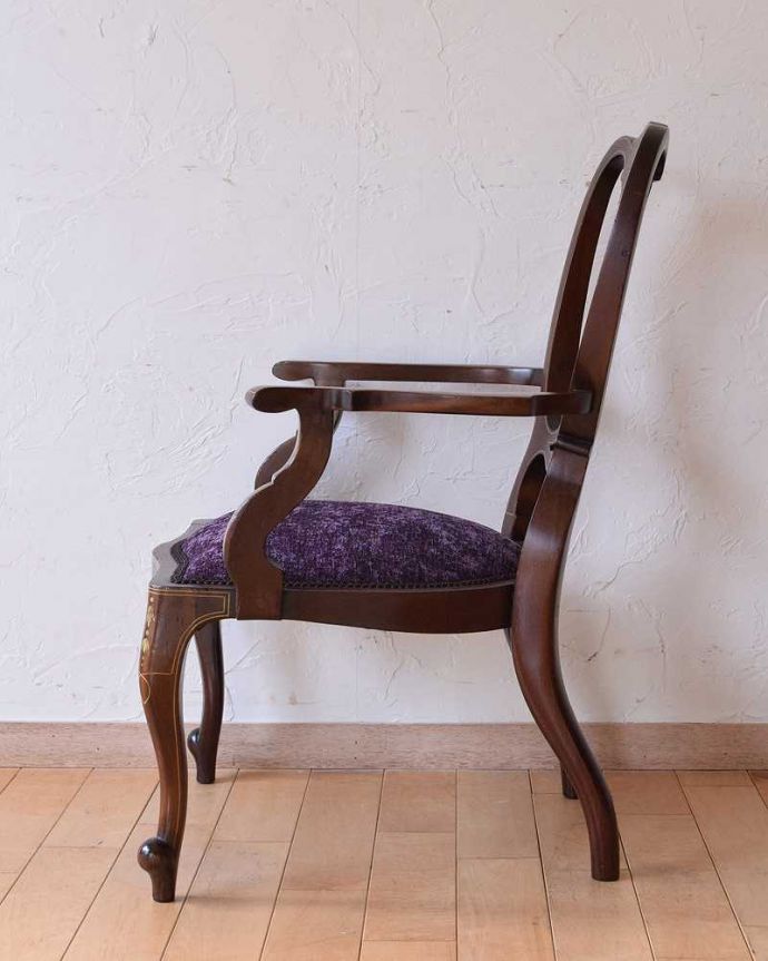 サロンチェア　アンティーク チェア　象嵌入りの英国輸入アンティーク椅子、脚先まで美しいアームチェア。横から見た姿も優雅もちろん、横から見た姿も優雅で美しいんです。(q-275-c)