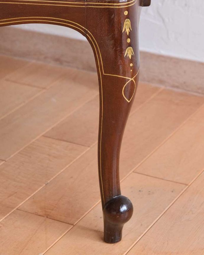 サロンチェア　アンティーク チェア　象嵌入りの英国輸入アンティーク椅子、脚先まで美しいアームチェア。床を滑らせて移動出来ますHandleではアンティークチェアの脚の裏にフェルトキーパーをお付けしています。(q-275-c)