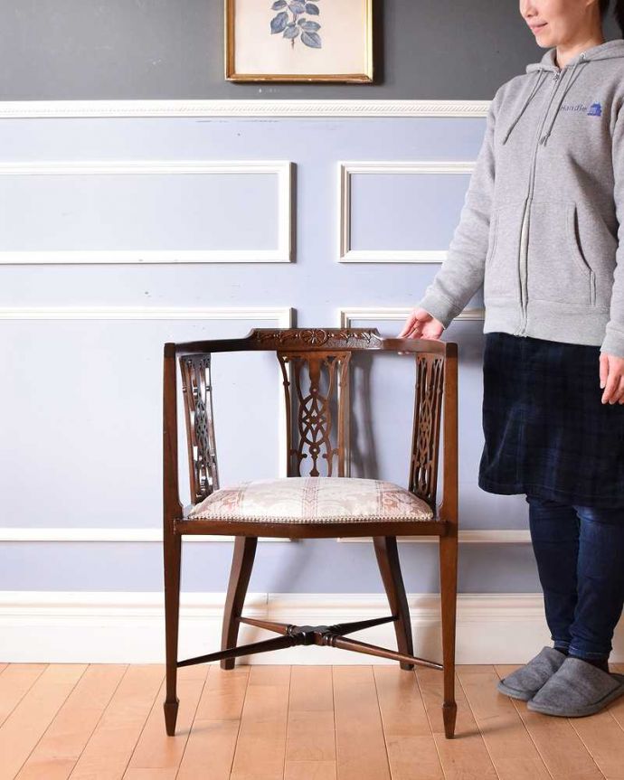 サロンチェア　アンティーク チェア　透かし彫りの美しさにうっとりする、英国アンティークらしいサロンチェア。座るためだけじゃなく見て楽しむ椅子上質な雰囲気が漂うアンティークのサロンチェアは、座るためだけの椅子ではありません。(q-276-c)