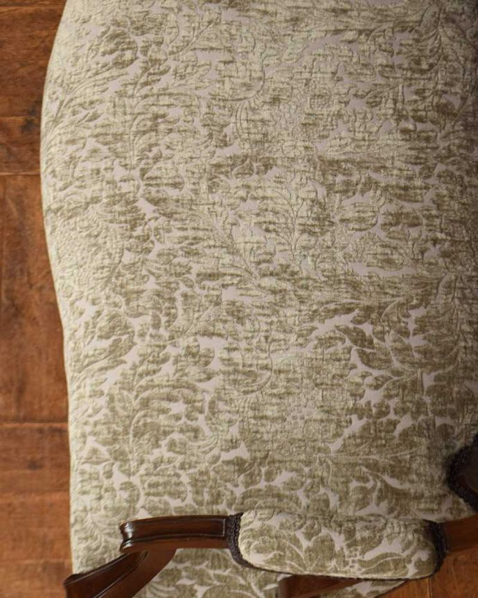 セティ・ソファ・ベンチ　アンティーク チェア　イギリスのアンティークチェア、透かし彫りが豪華なセティ（ソファ）。生地のセレクトもこだわりました優雅なセティの雰囲気そのままに、一番似合う貼り座をじっくり選びました。(q-278-c)